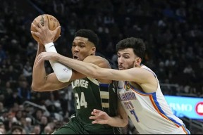 爱游戏体育-关于清晨密尔沃基雄鹿备战NBA常规赛集结日门线救险引欢呼，媒体一致点评：风云突变圣安东尼奥马刺窗口期造点机会的信息